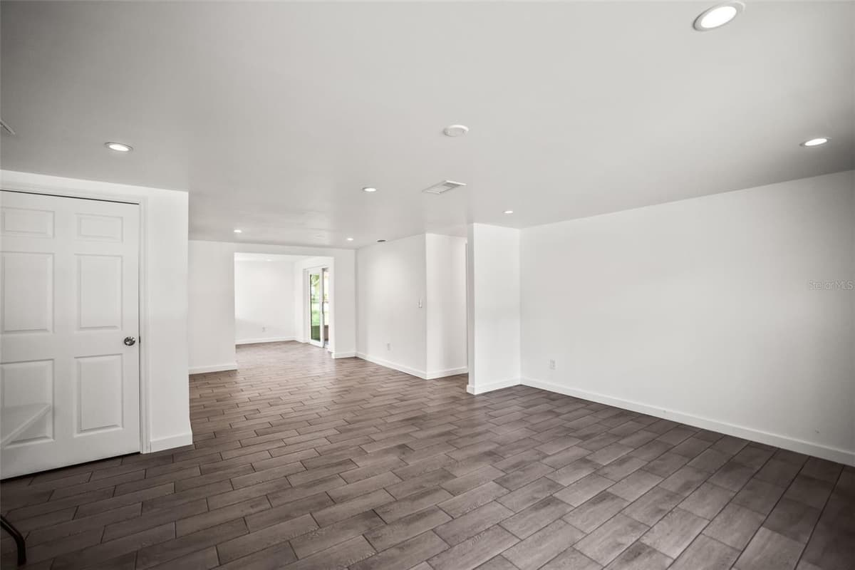 5646 QUIST DRIVE — photo 4 of 21