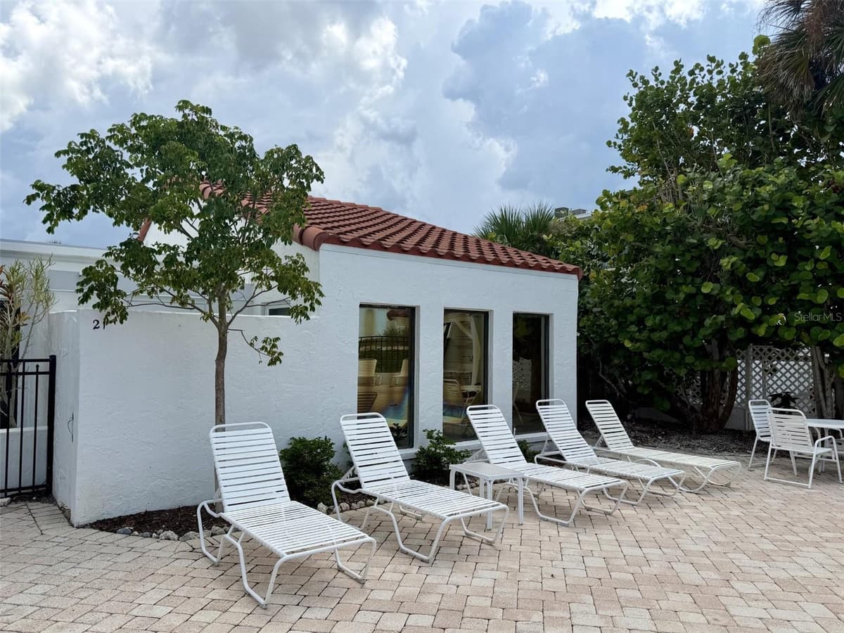 1585 TARPON CENTER DR — photo 2 of 4