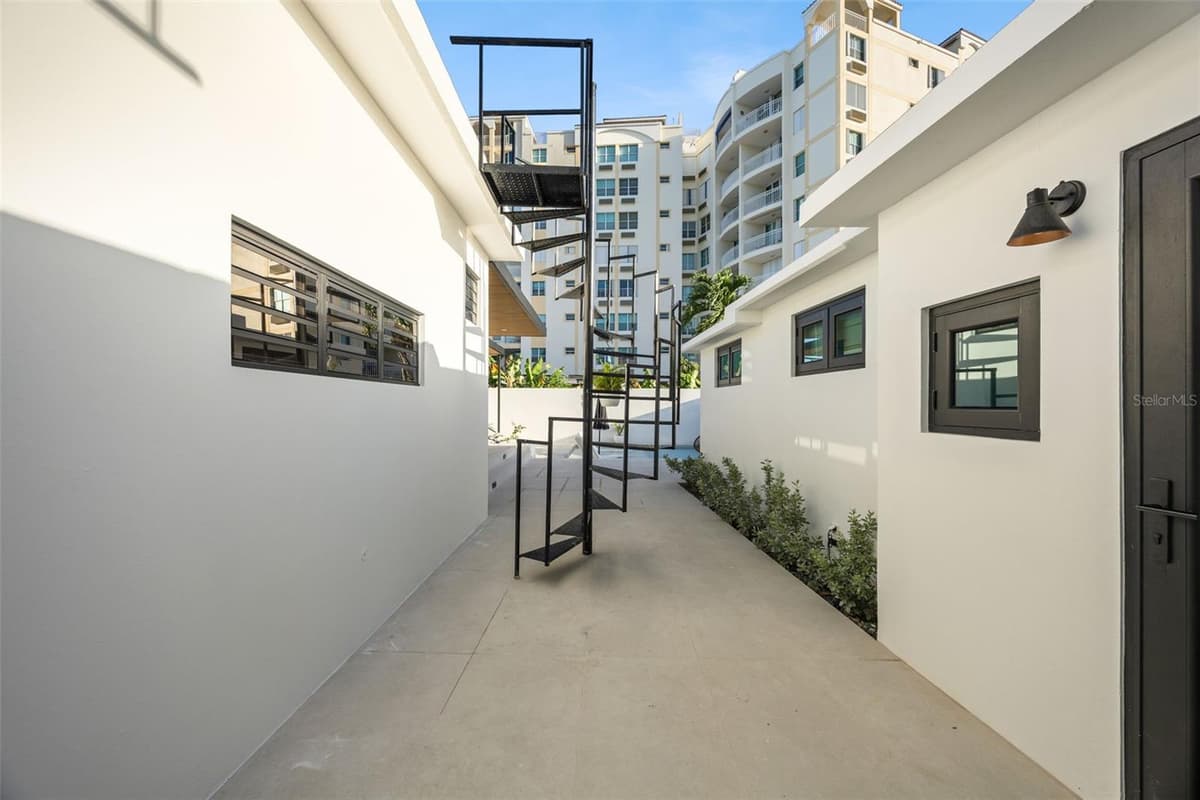 10 CALLE — photo 37 of 61