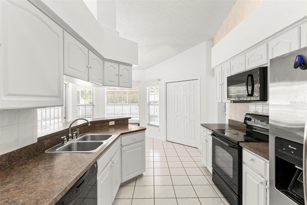 4653 MARINER BOULEVARD — photo 14 of 46