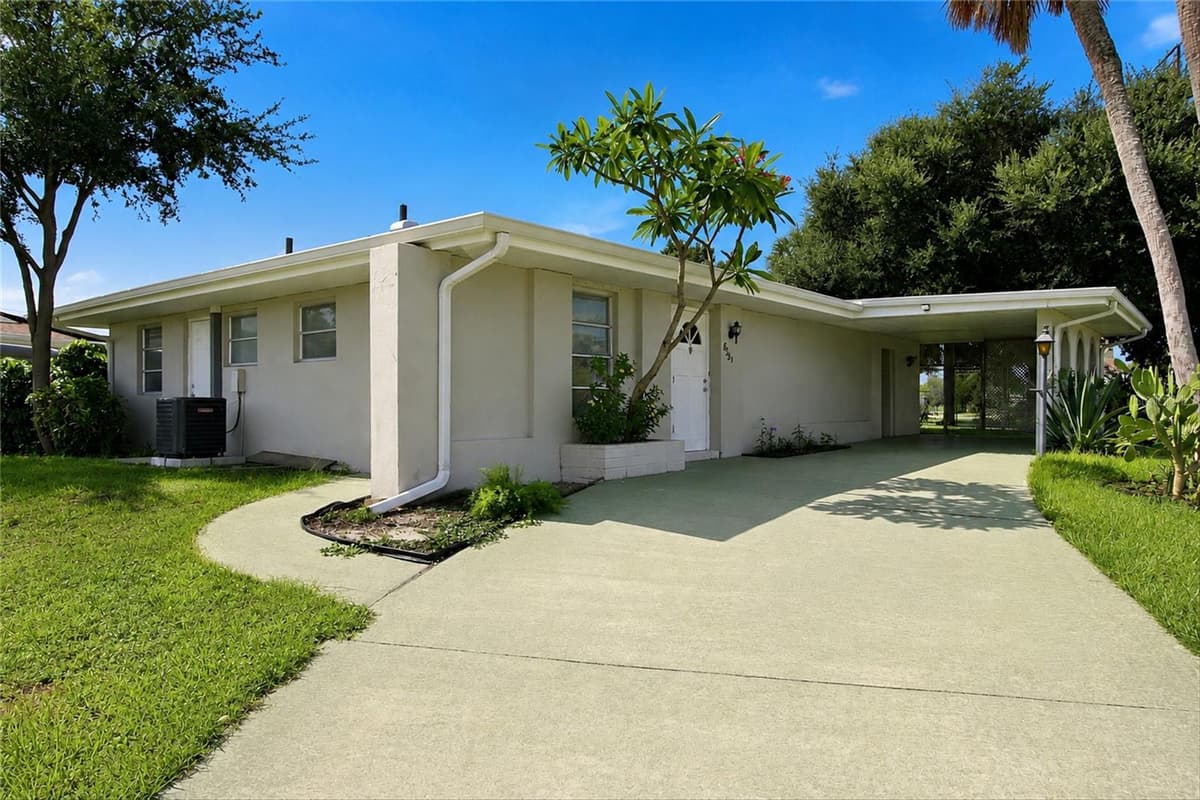 8381 FAY AVENUE — photo 7 of 34