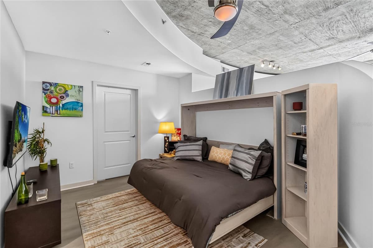 155 COURT AVENUE — photo 11 of 28
