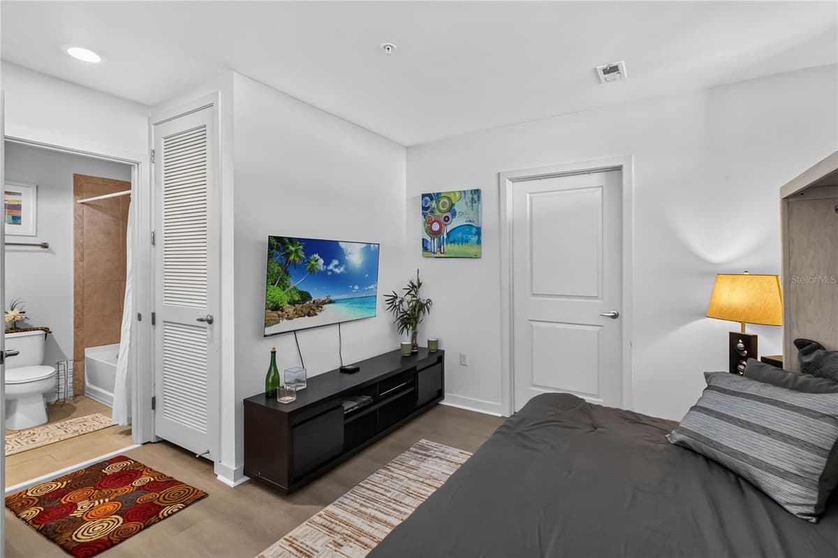 155 COURT AVENUE — photo 13 of 28