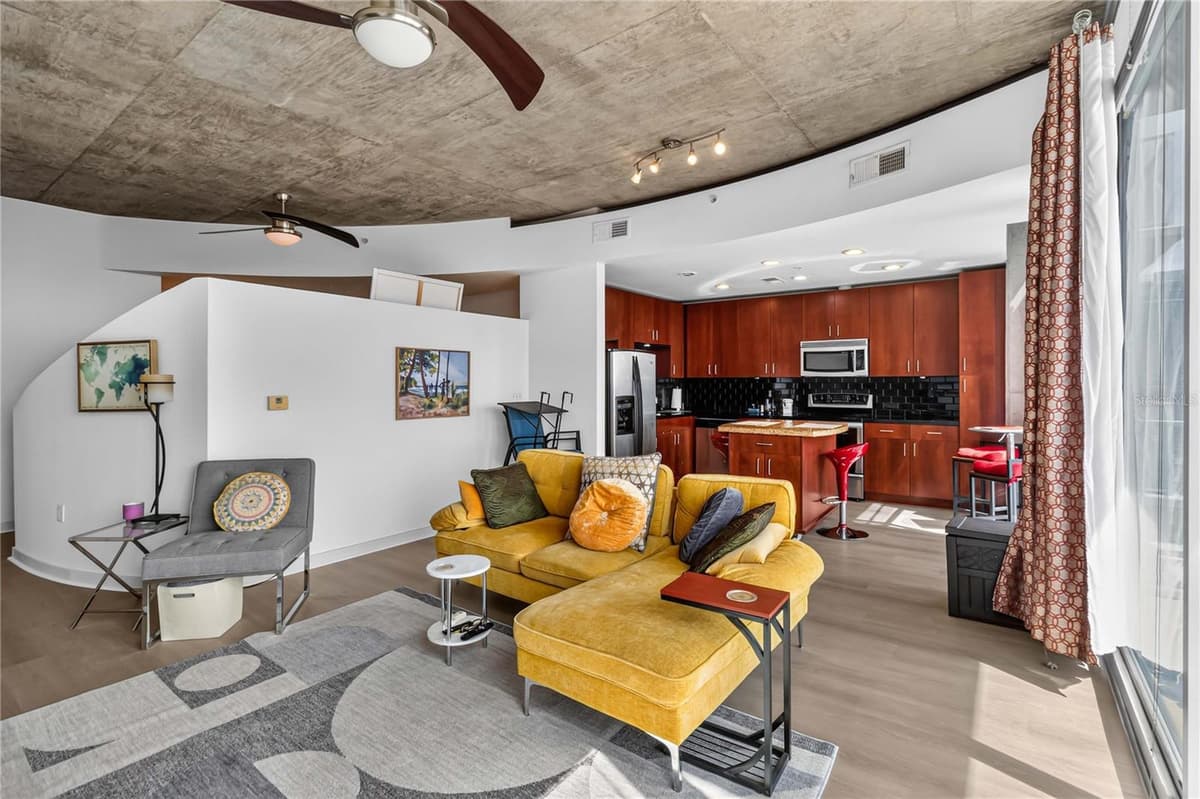 155 COURT AVENUE — photo 6 of 28