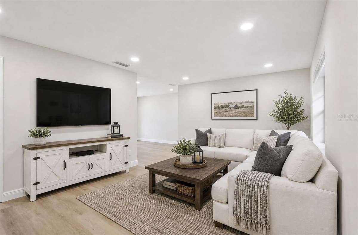 612 RODNEY DRIVE — photo 3 of 30