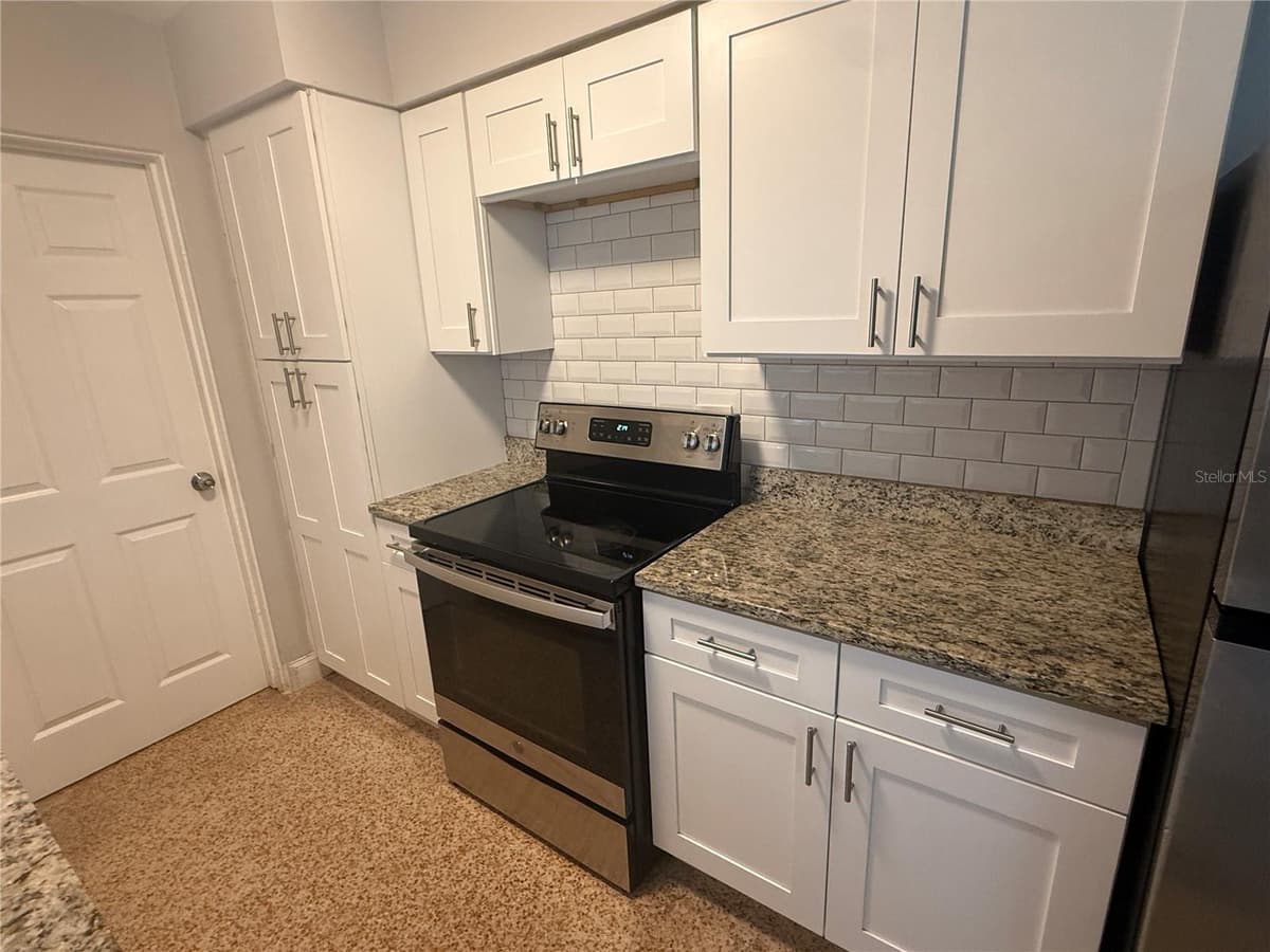 6308 RAVINNIA DRIVE — photo 14 of 30