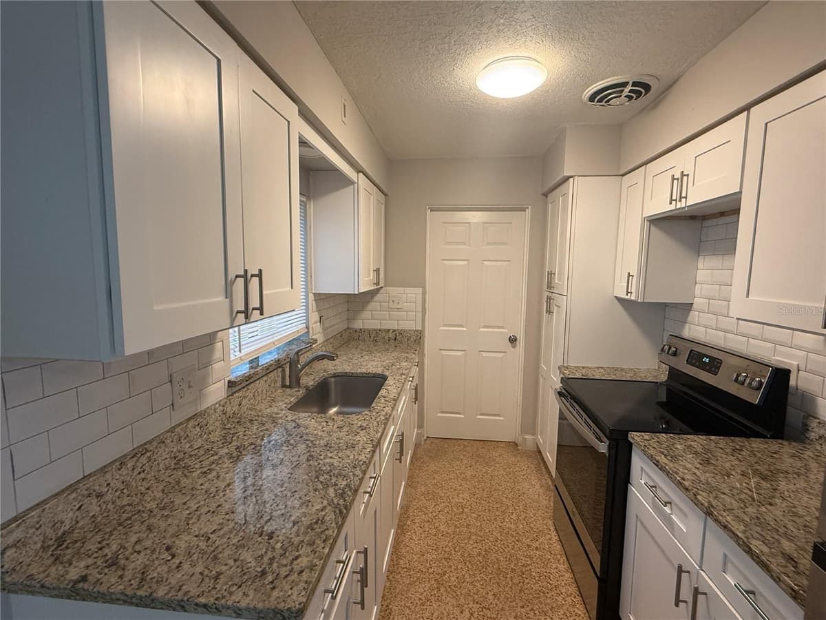 6308 RAVINNIA DRIVE — photo 15 of 30