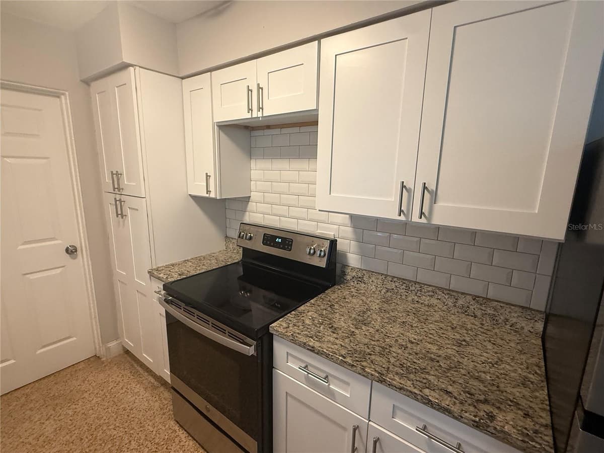 6308 RAVINNIA DRIVE — photo 17 of 30