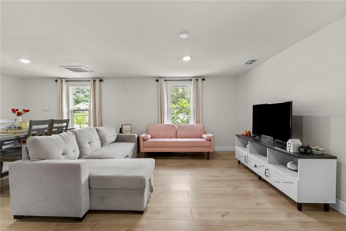 204 PINE AVENUE — photo 15 of 36