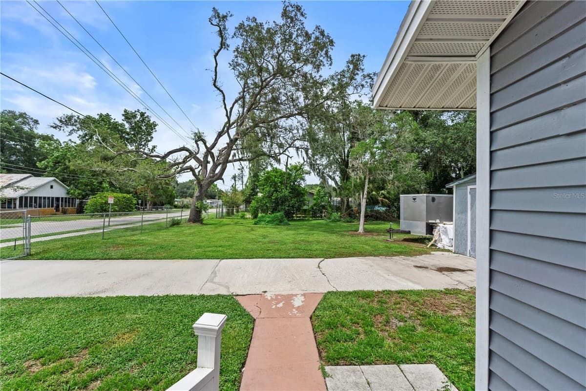 204 PINE AVENUE — photo 10 of 36