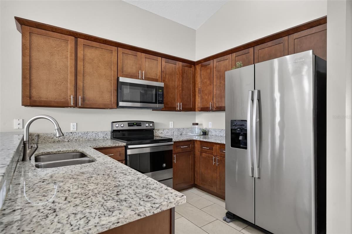 124 LANCASTER DRIVE — photo 14 of 43
