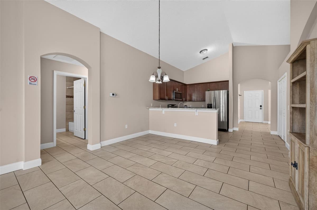 124 LANCASTER DRIVE — photo 10 of 43
