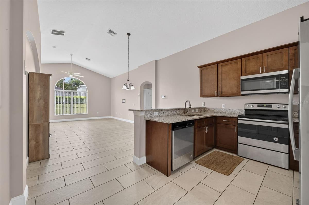124 LANCASTER DRIVE — photo 12 of 43
