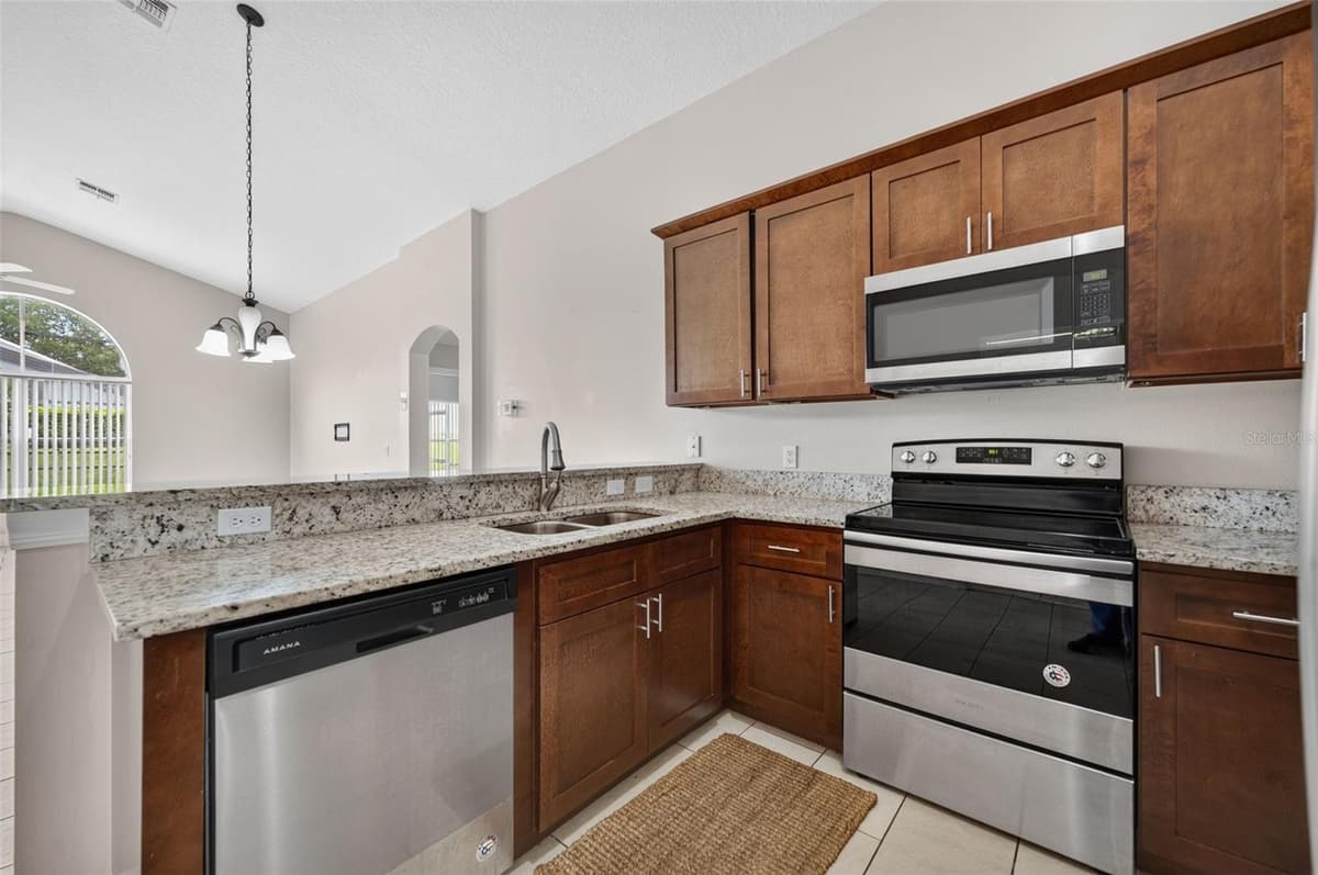 124 LANCASTER DRIVE — photo 13 of 43
