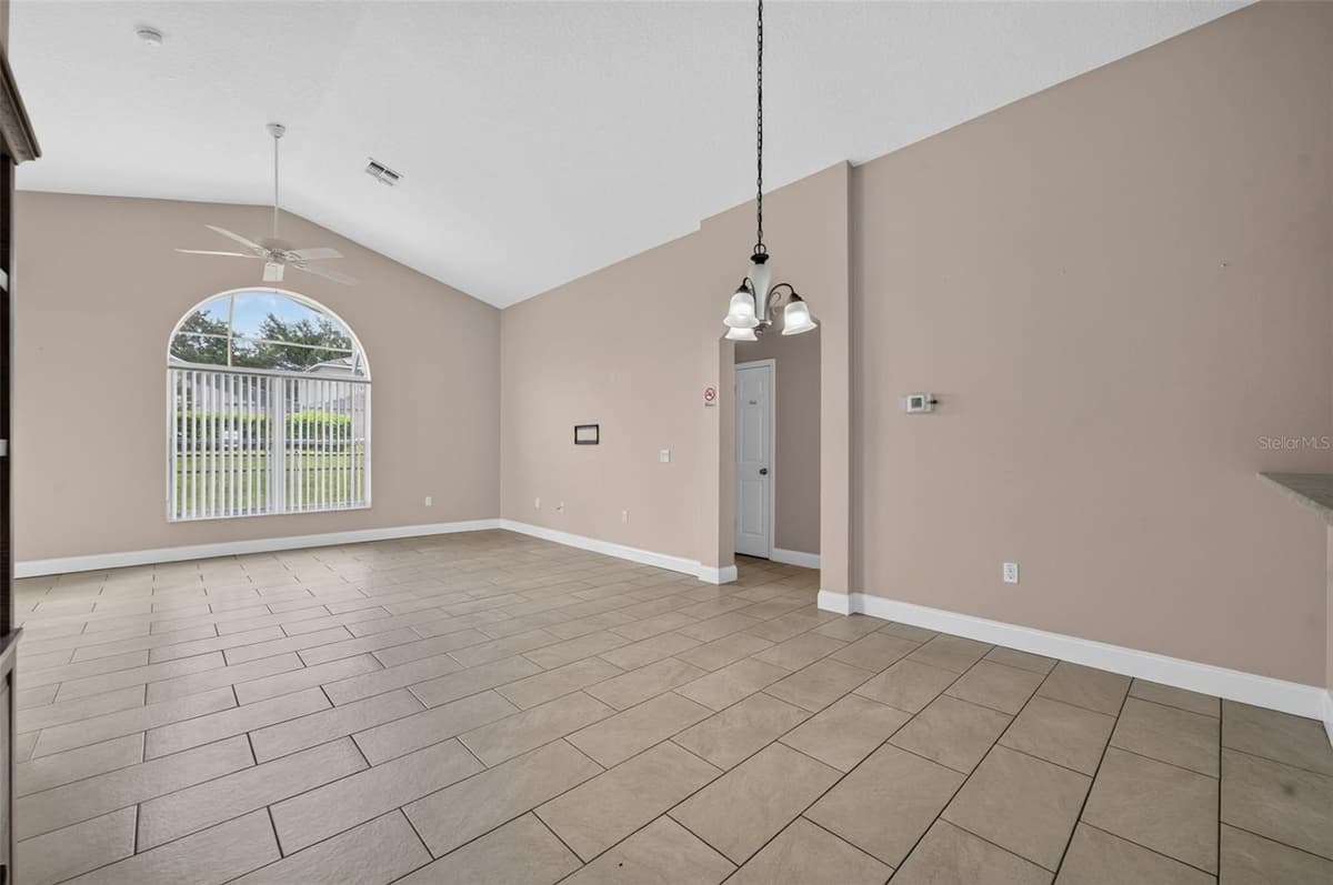 124 LANCASTER DRIVE — photo 8 of 43