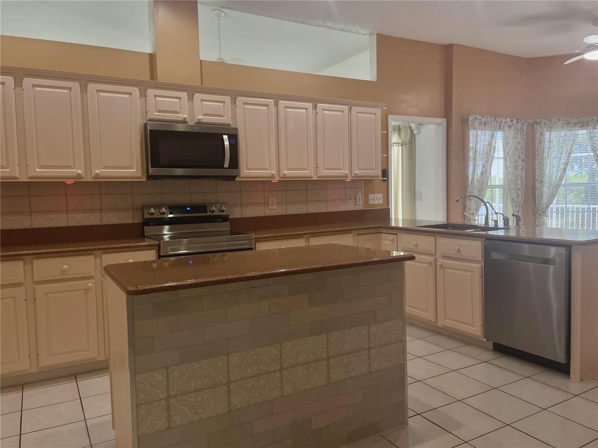 7116 PEBBLE BEACH LANE — photo 8 of 40