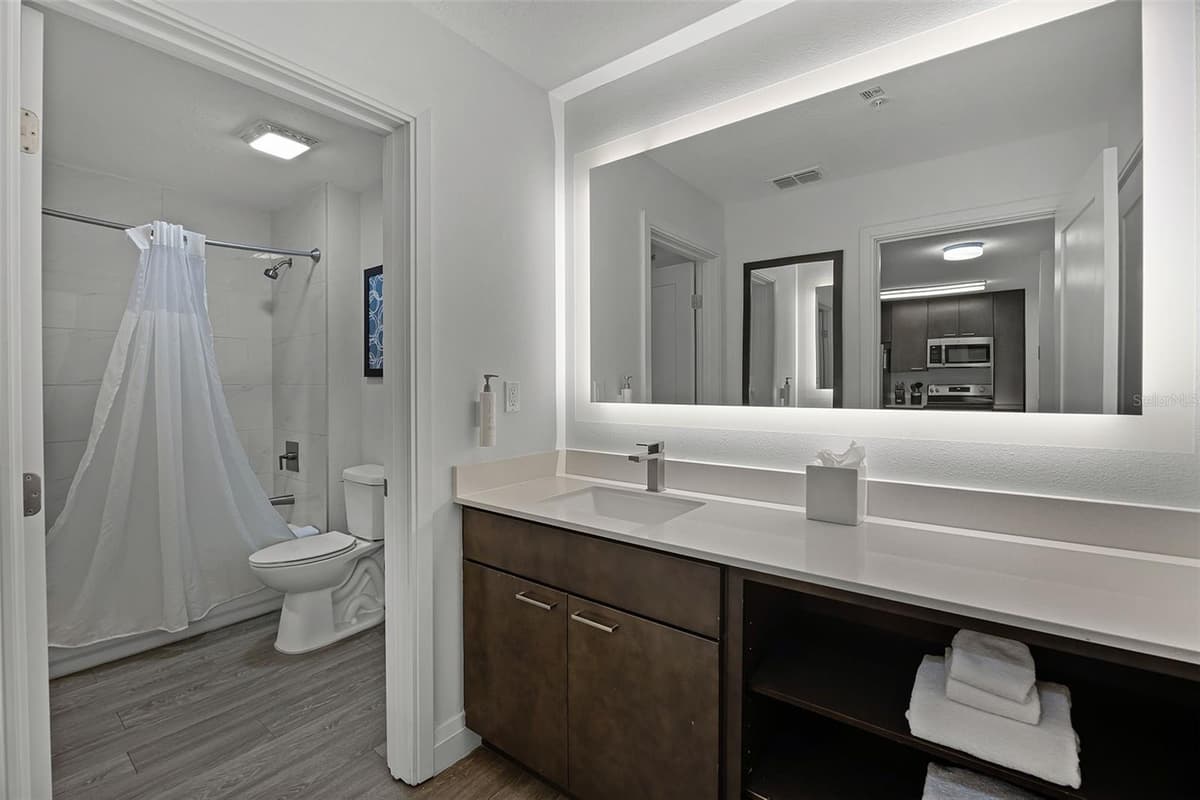 14501 GROVE RESORT AVENUE — photo 14 of 50