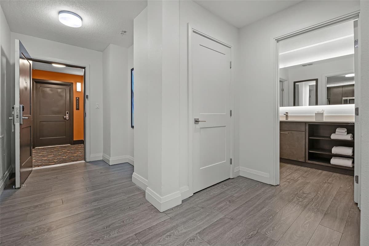 14501 GROVE RESORT AVENUE — photo 4 of 50