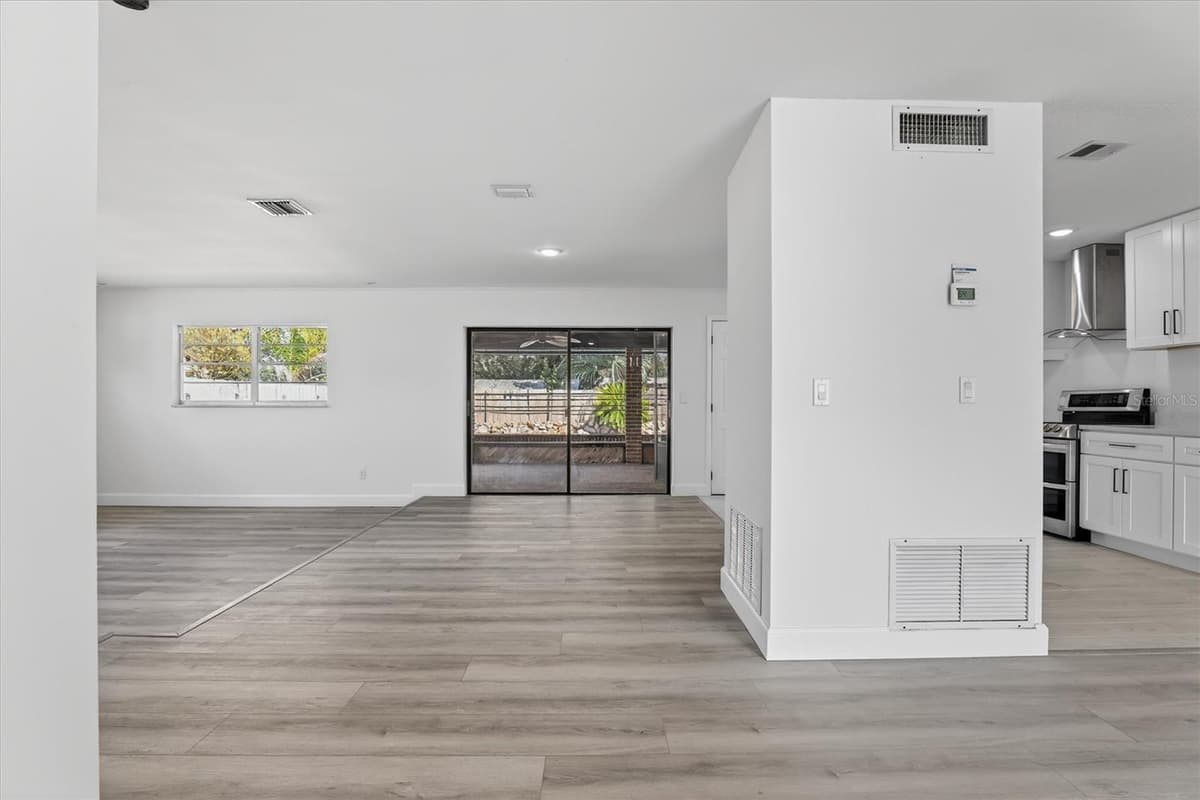 517 HICKORYWOOD AVENUE — photo 13 of 44