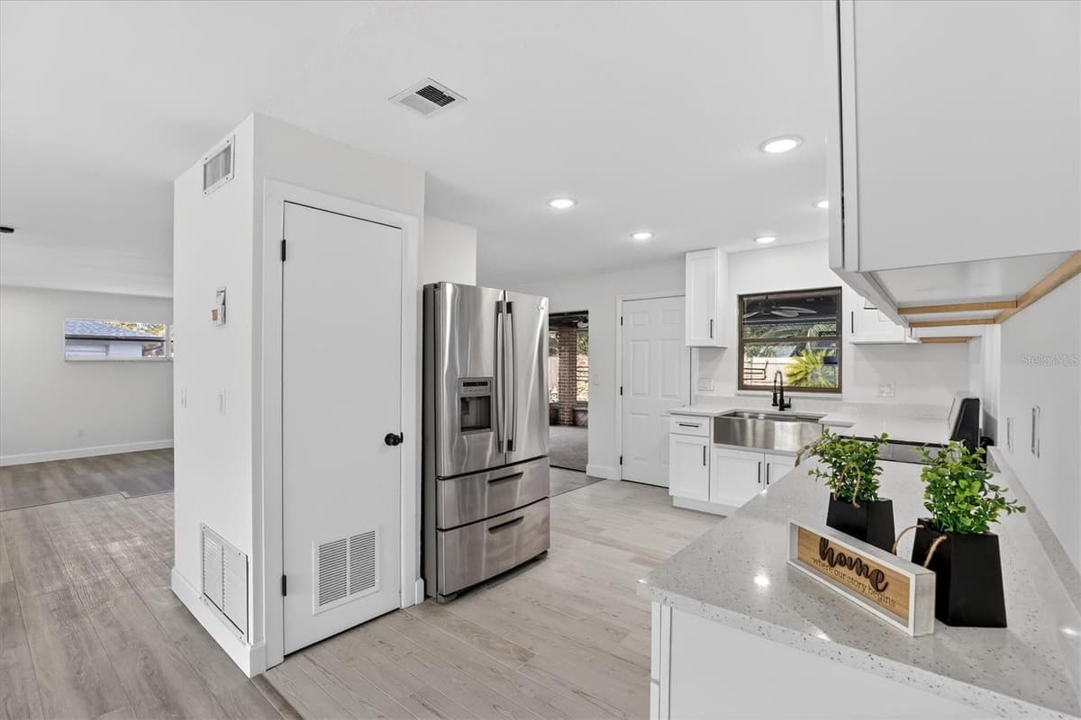 517 HICKORYWOOD AVENUE — photo 19 of 44