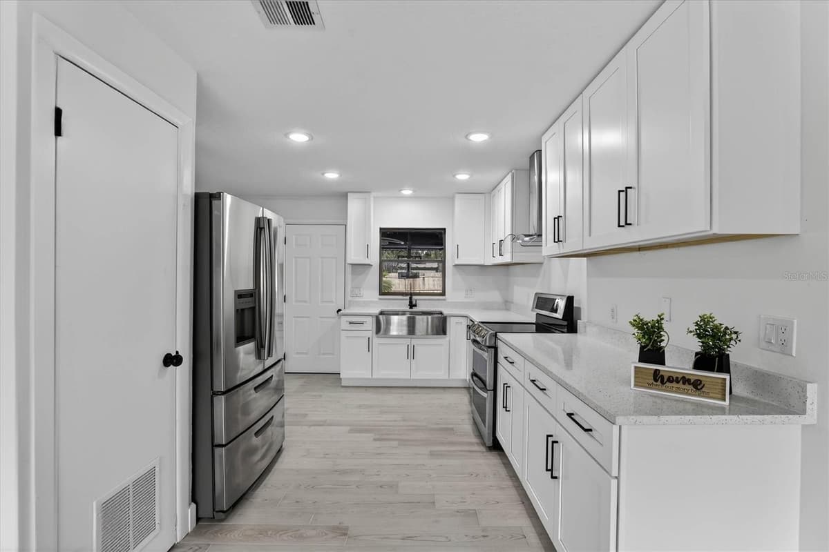 517 HICKORYWOOD AVENUE — photo 18 of 44