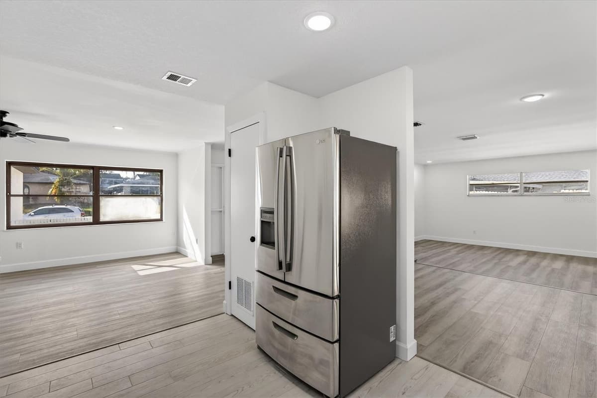 517 HICKORYWOOD AVENUE — photo 17 of 44