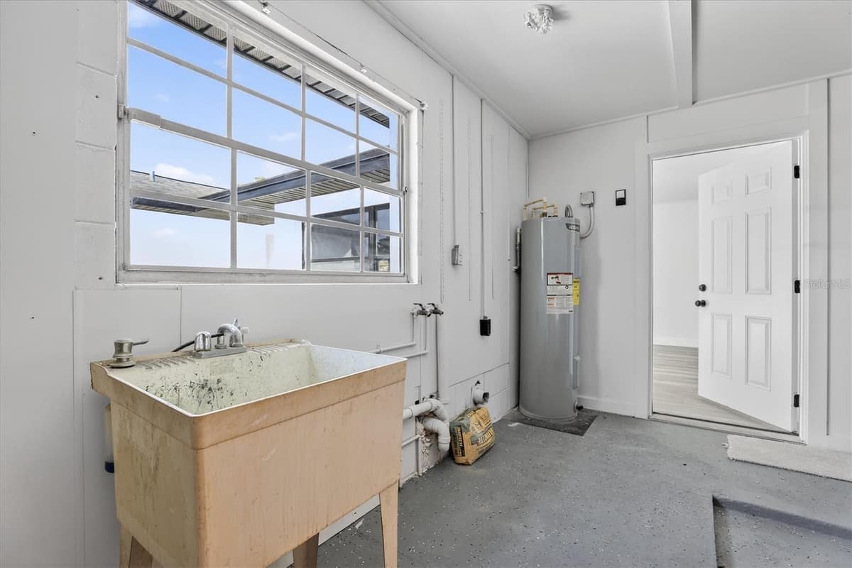 517 HICKORYWOOD AVENUE — photo 37 of 44