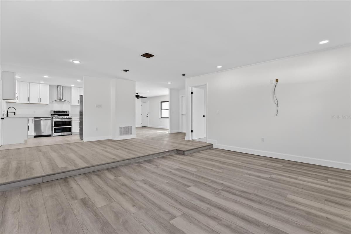 517 HICKORYWOOD AVENUE — photo 15 of 44