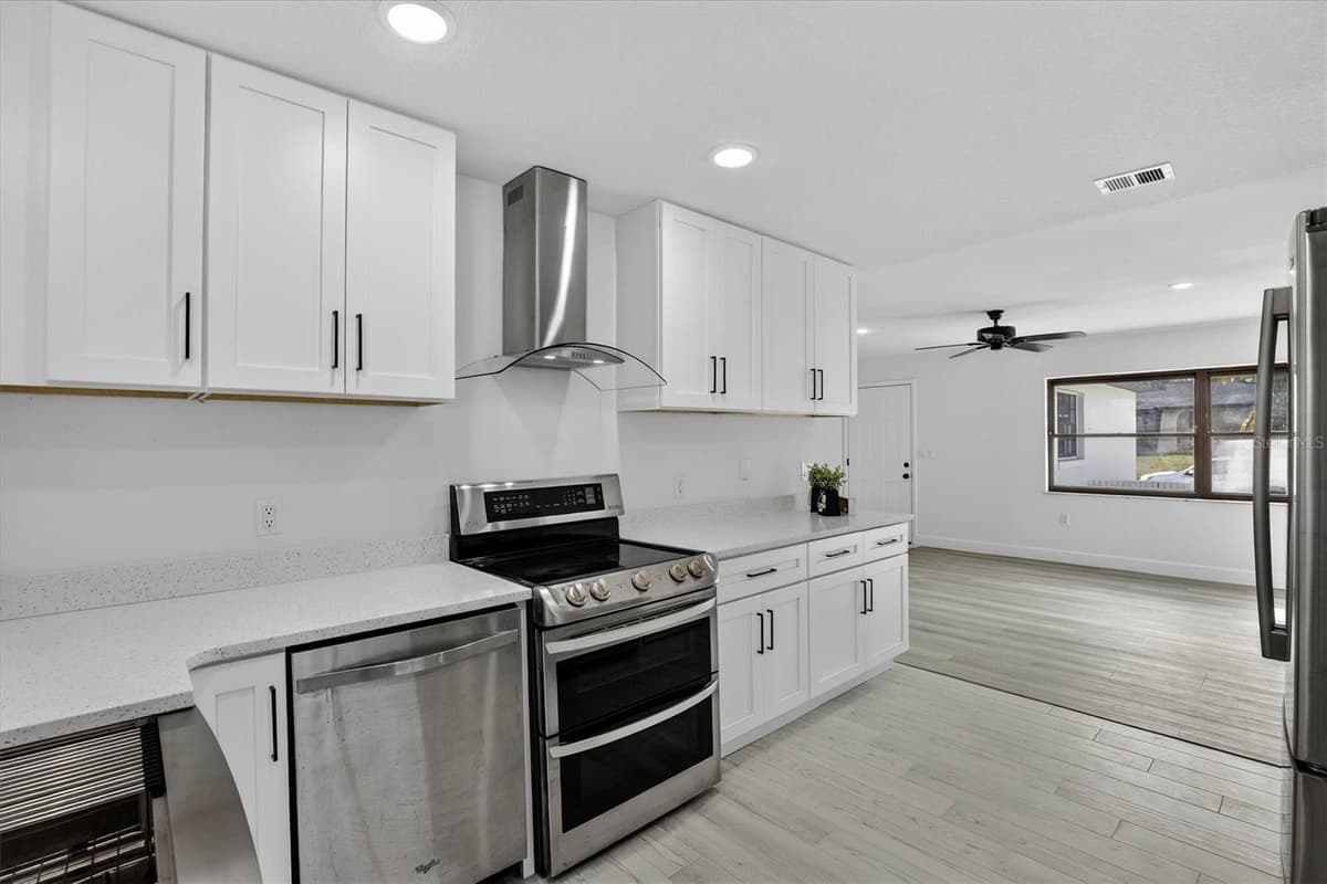 517 HICKORYWOOD AVENUE — photo 2 of 44