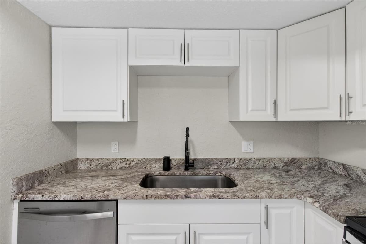 736 SUMMERLAND DRIVE — photo 3 of 56