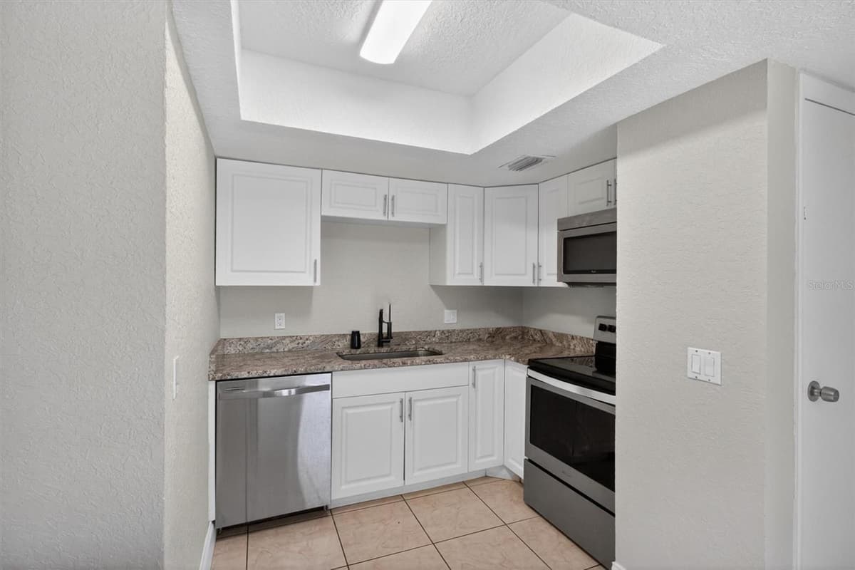 736 SUMMERLAND DRIVE — photo 22 of 56