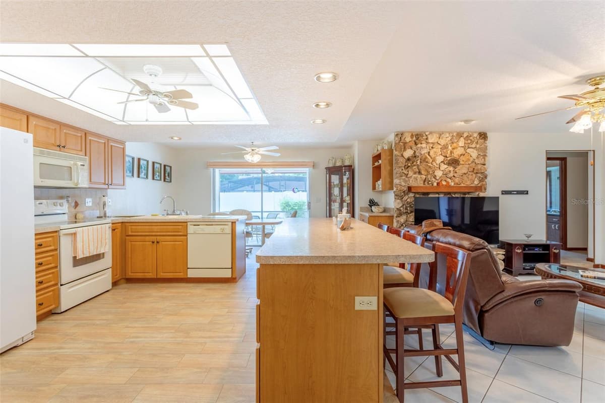8830 ASPEN AVENUE — photo 7 of 30
