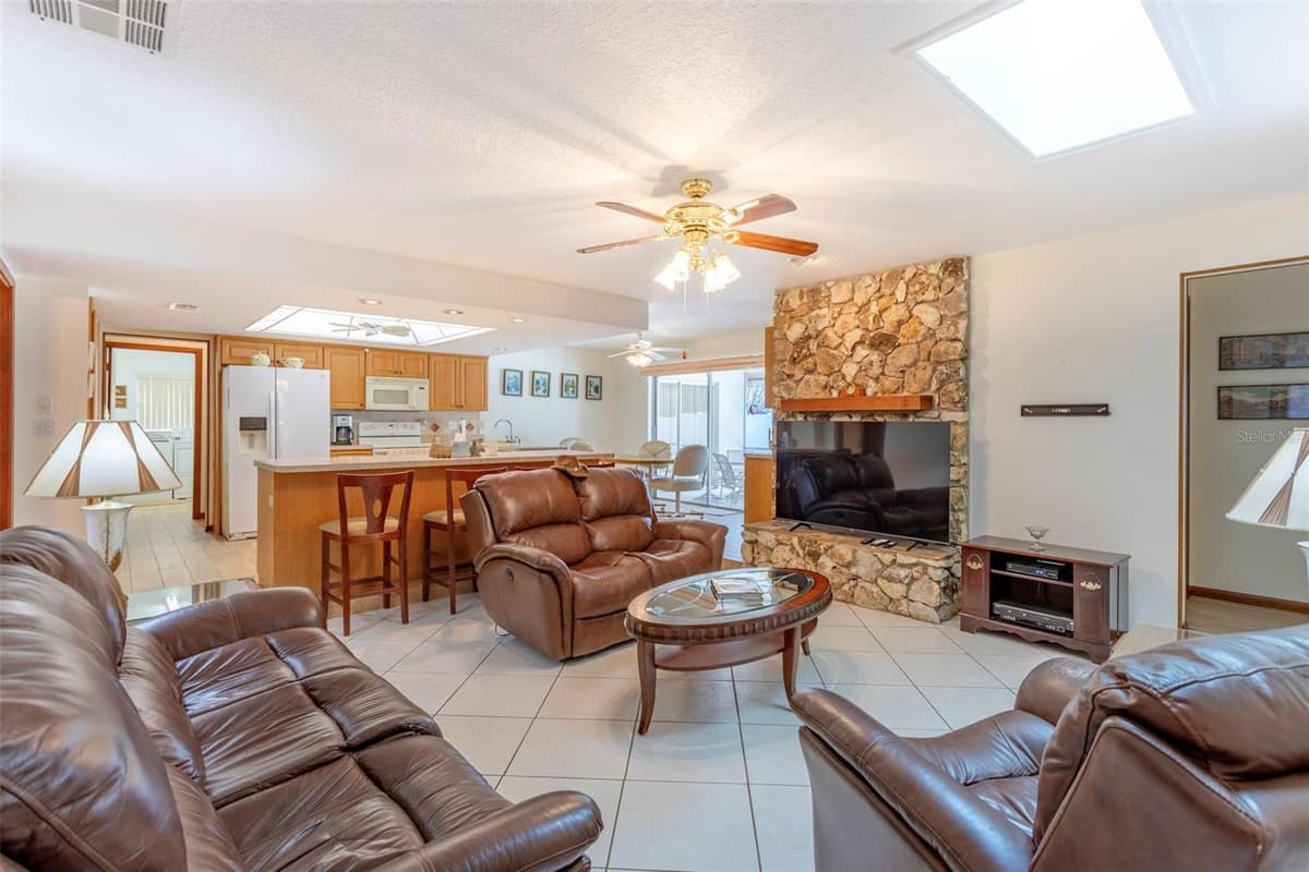 8830 ASPEN AVENUE — photo 5 of 30