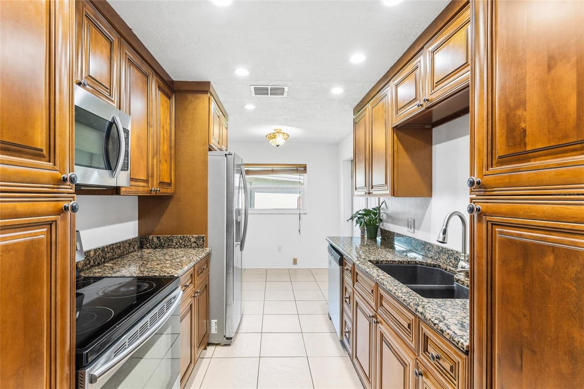 415 MAPLEWOOD CIRCLE — photo 17 of 44