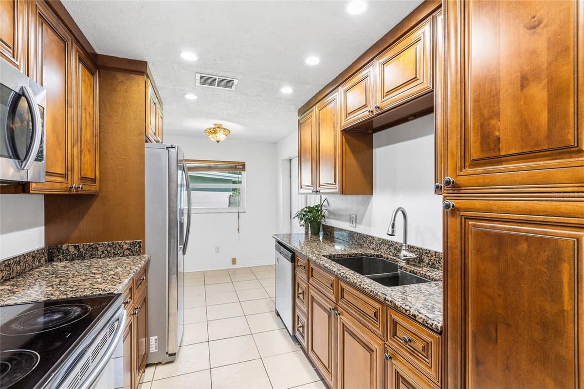 415 MAPLEWOOD CIRCLE — photo 16 of 44