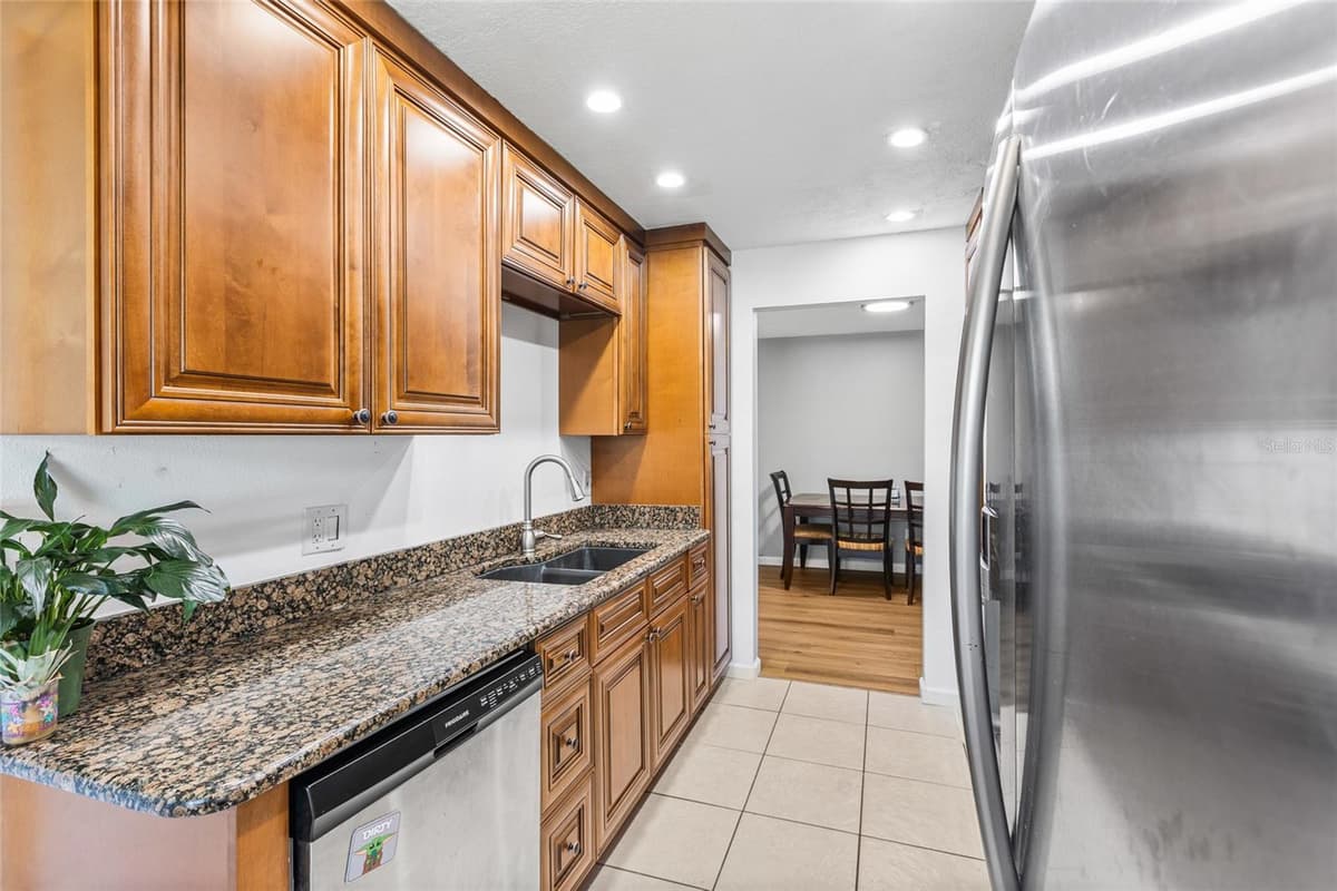 415 MAPLEWOOD CIRCLE — photo 15 of 44