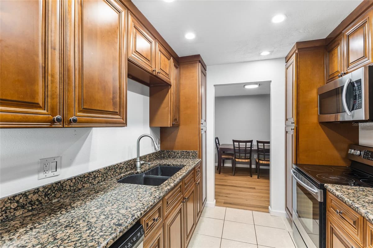 415 MAPLEWOOD CIRCLE — photo 21 of 44