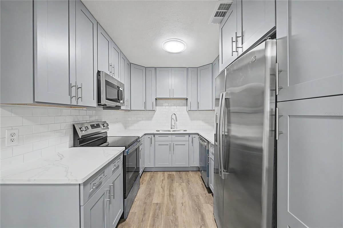 810 120TH AVENUE — photo 7 of 49