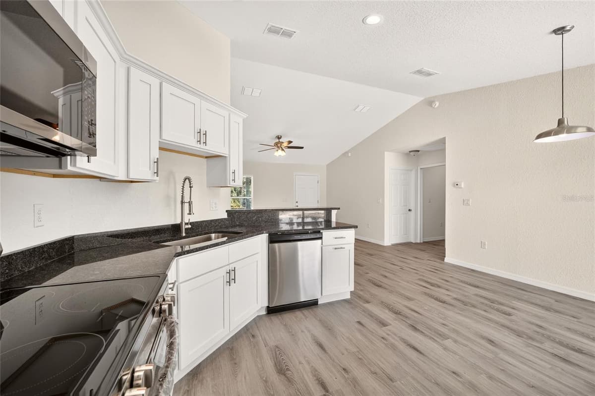 7 CYPRESS ROAD — photo 6 of 32