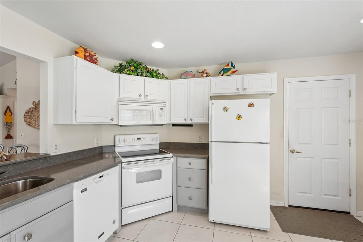 580 ROSE APPLE CIRCLE — photo 17 of 39