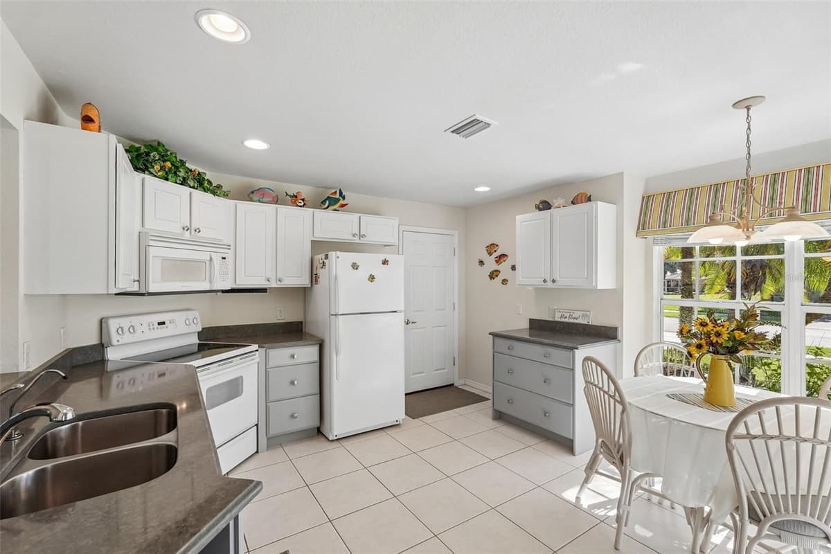 580 ROSE APPLE CIRCLE — photo 15 of 39