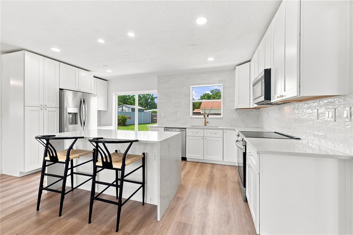 933 41ST AVENUE — photo 7 of 34