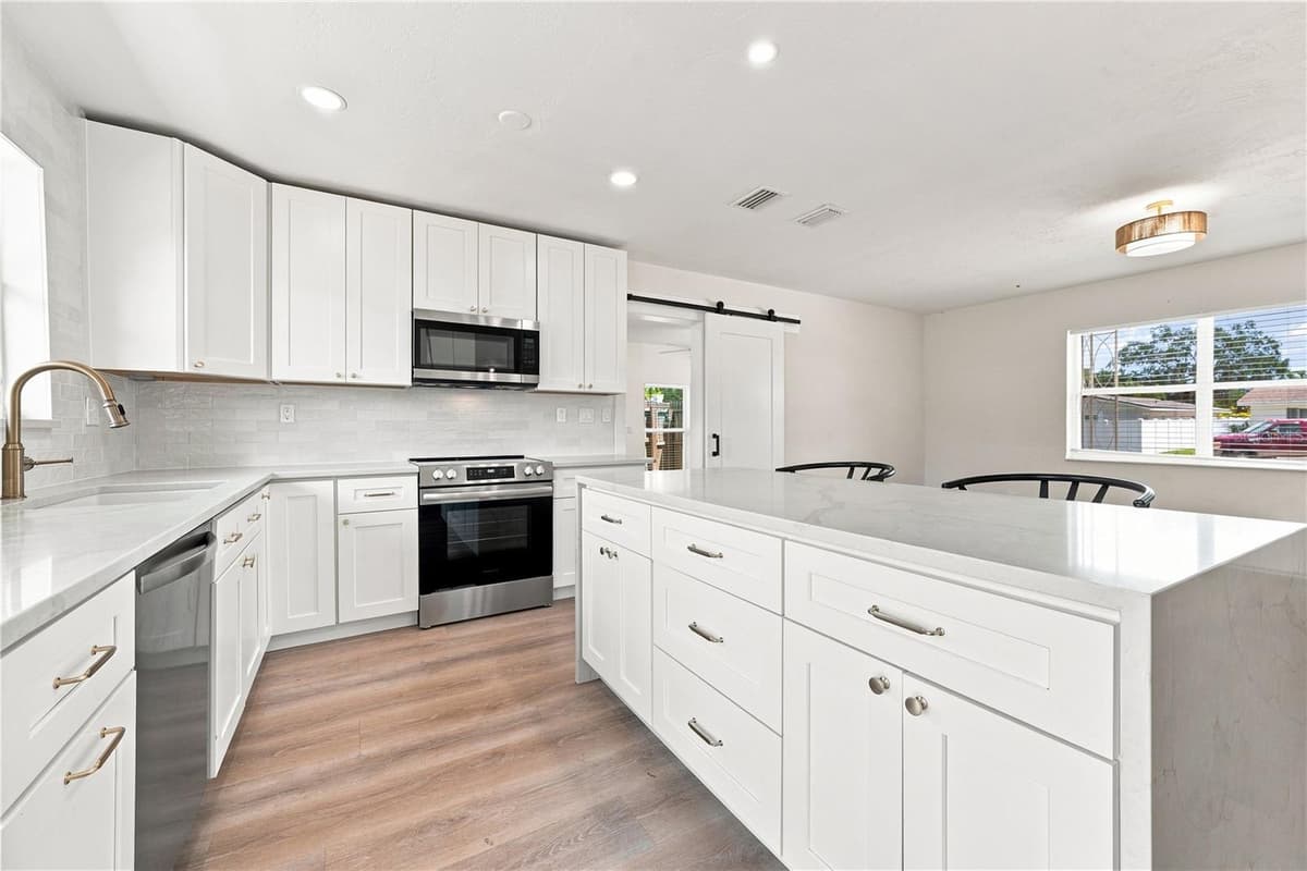 933 41ST AVENUE — photo 8 of 34
