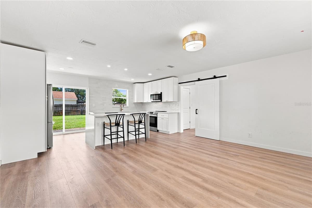 933 41ST AVENUE — photo 9 of 34