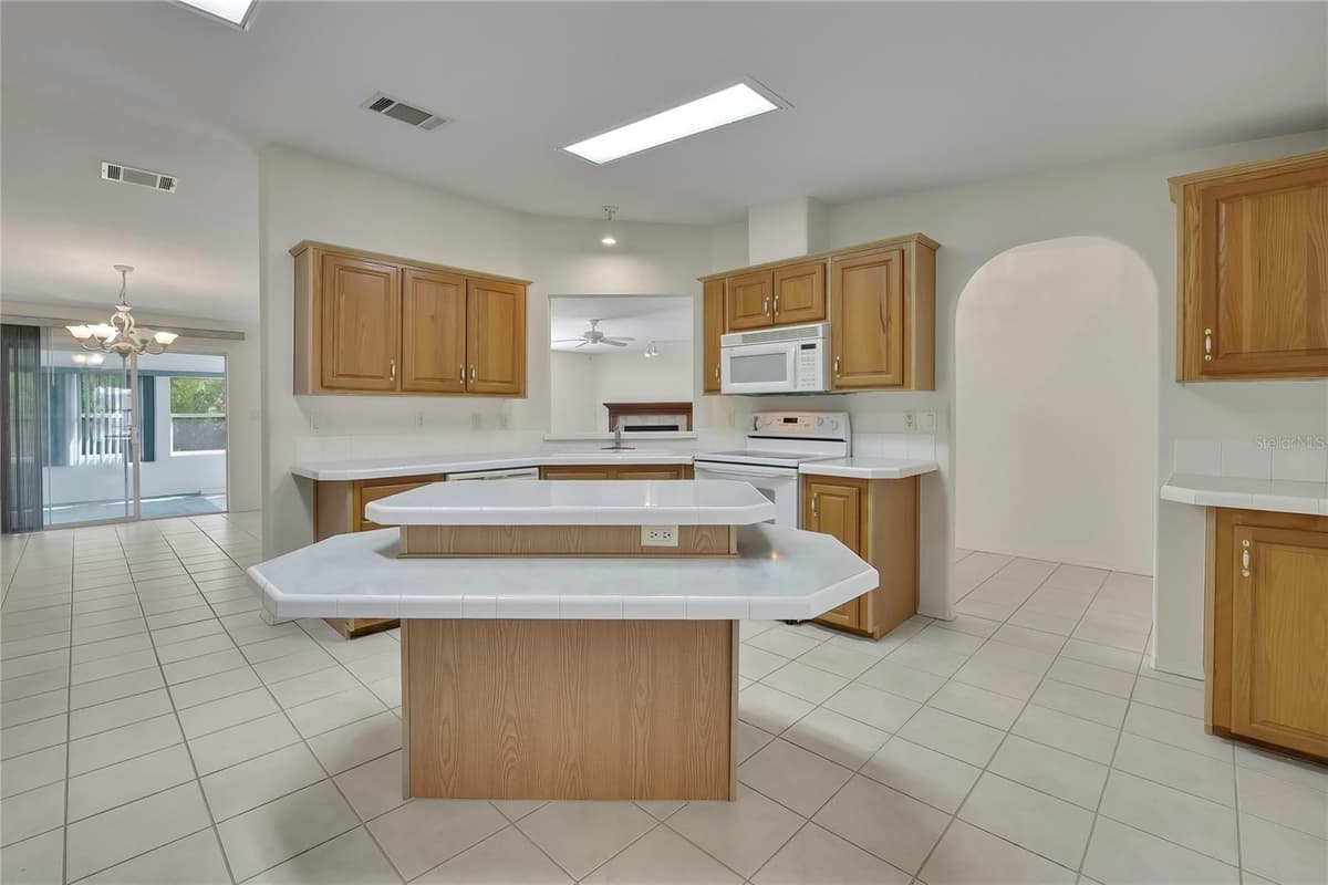 14992 RIALTO AVENUE — photo 20 of 69