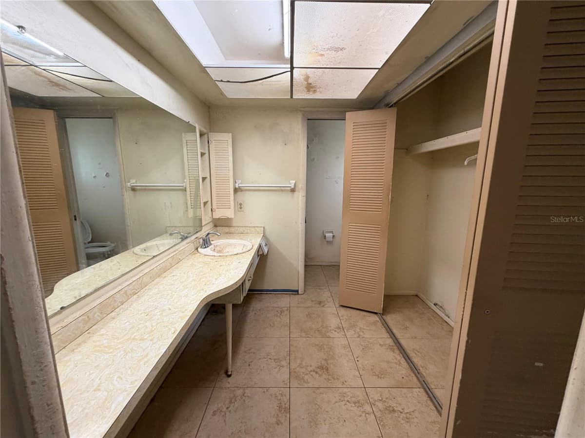 563 BEAL STREET — photo 9 of 12