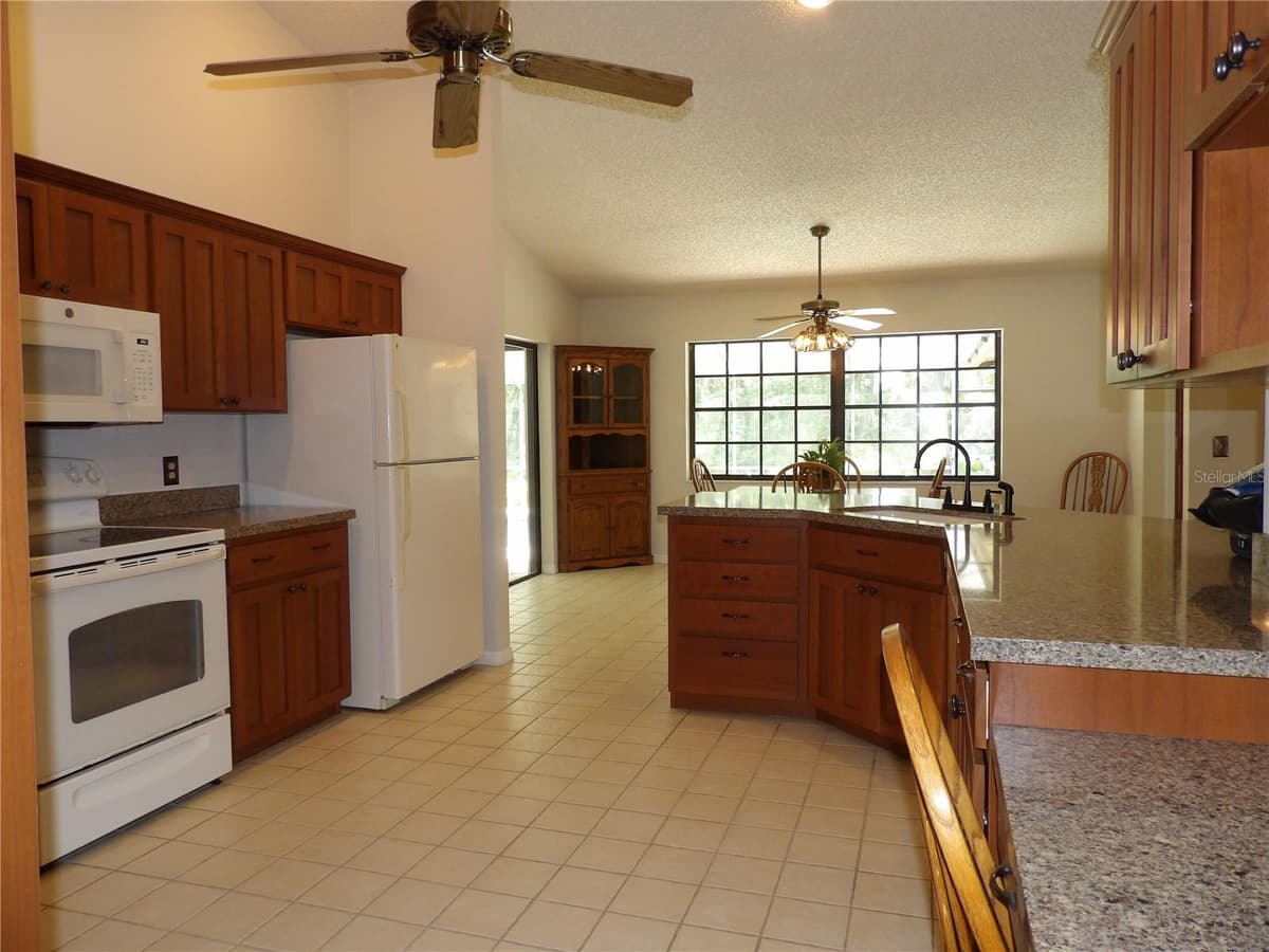6282 FORESTWOOD DRIVE — photo 10 of 38