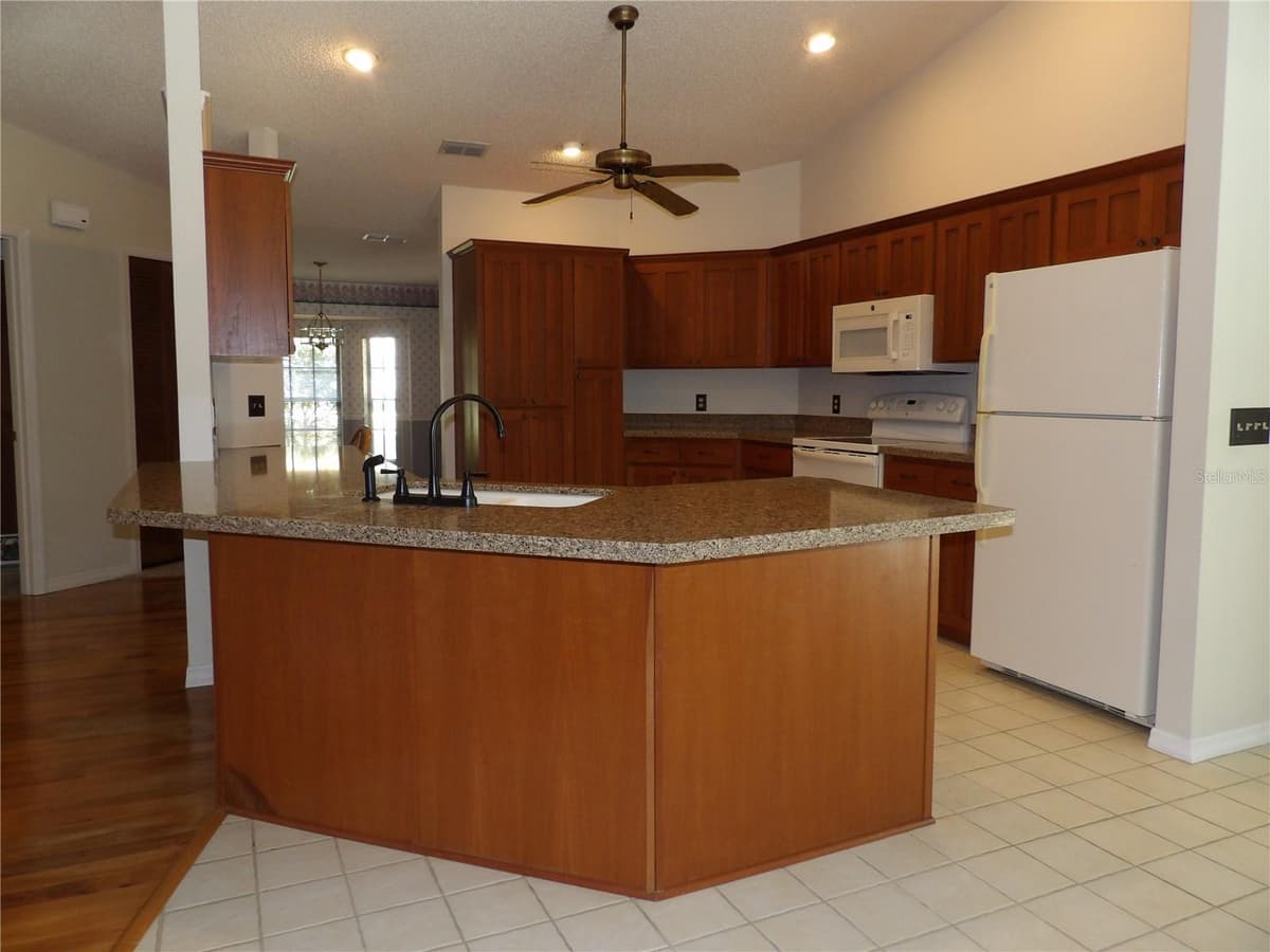 6282 FORESTWOOD DRIVE — photo 7 of 38
