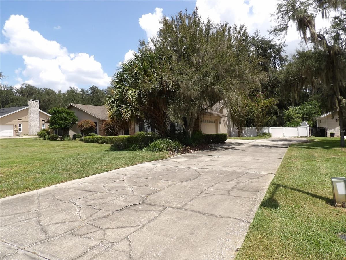 6282 FORESTWOOD DRIVE — photo 4 of 38