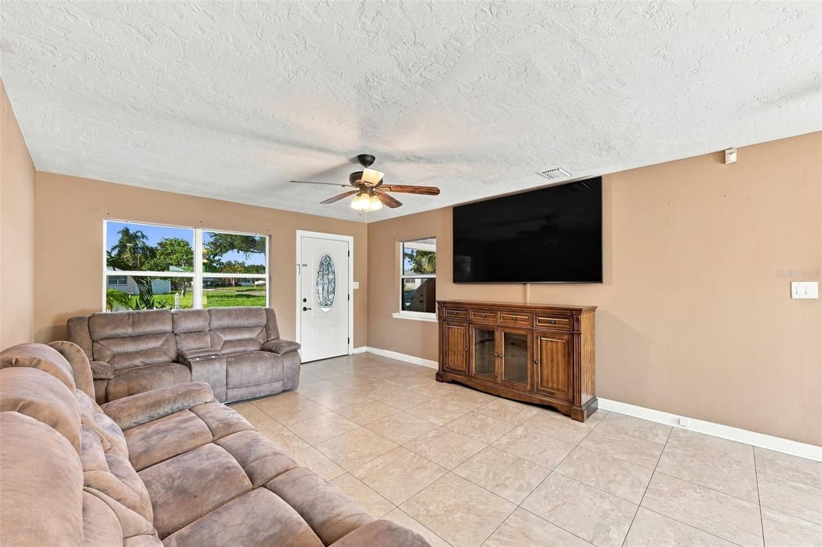 2304 STANFORD AVENUE — photo 4 of 25